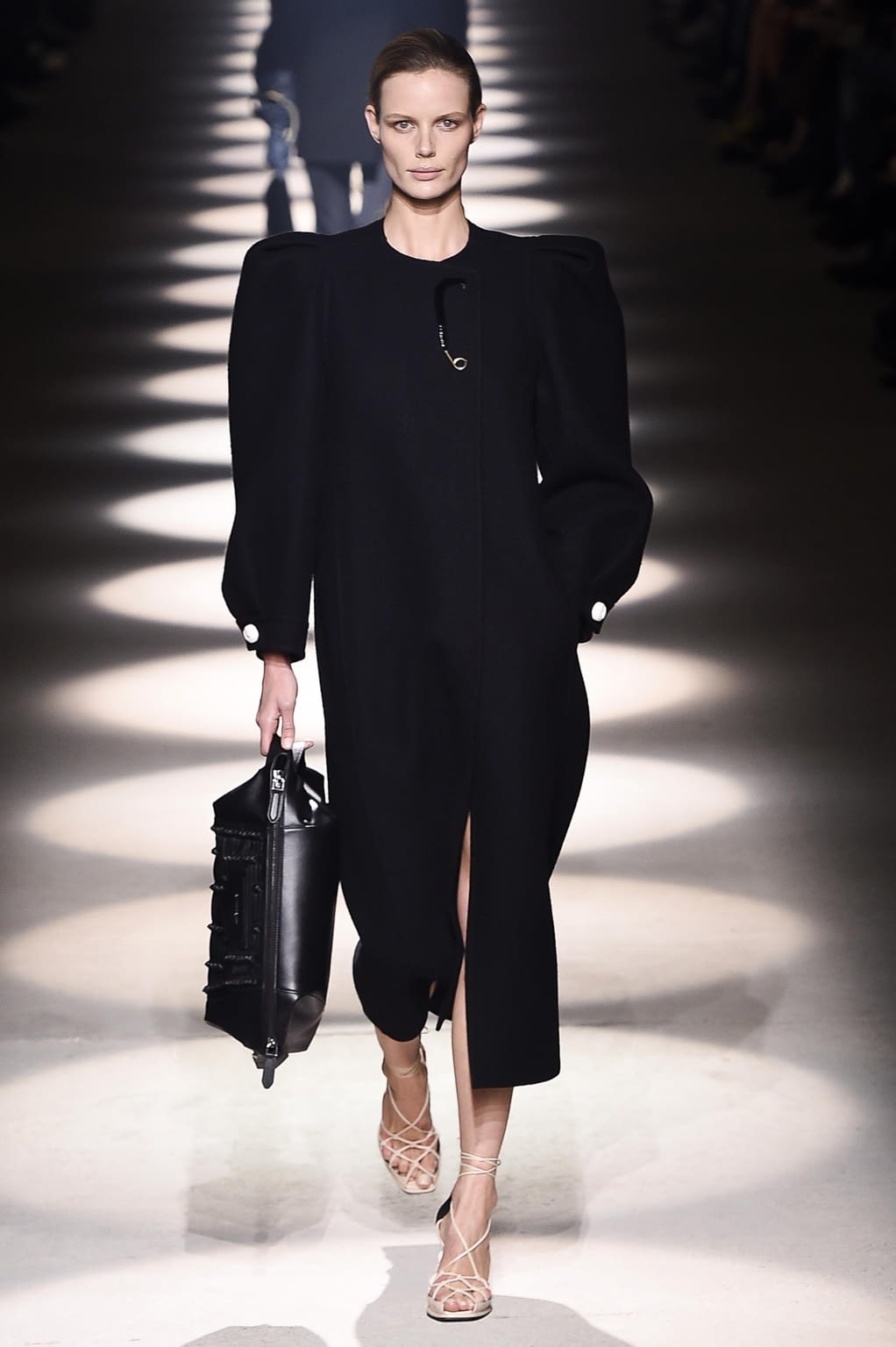 Fashion Week Paris Fall/Winter 2020 look 7 from the Givenchy collection womenswear