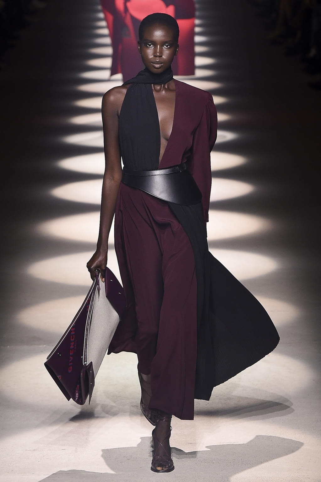 Fashion Week Paris Fall/Winter 2020 look 15 de la collection Givenchy womenswear