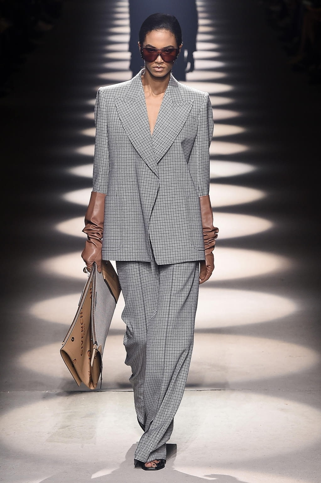 Fashion Week Paris Fall/Winter 2020 look 17 from the Givenchy collection womenswear