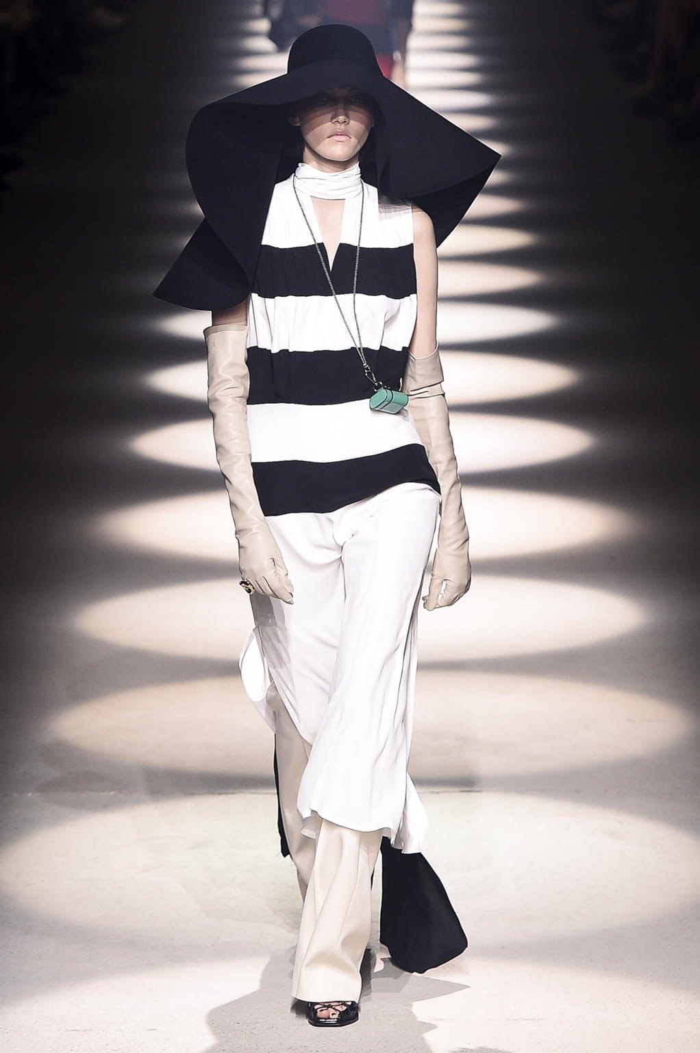 Fashion Week Paris Fall/Winter 2020 look 20 de la collection Givenchy womenswear