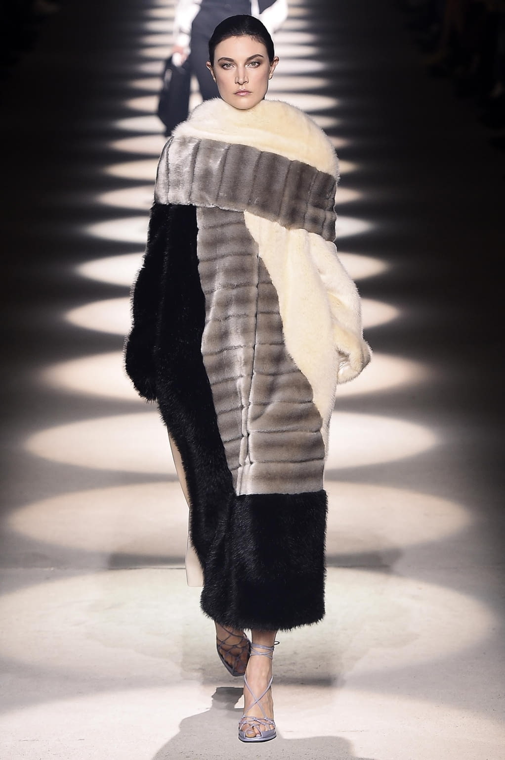 Fashion Week Paris Fall/Winter 2020 look 22 de la collection Givenchy womenswear