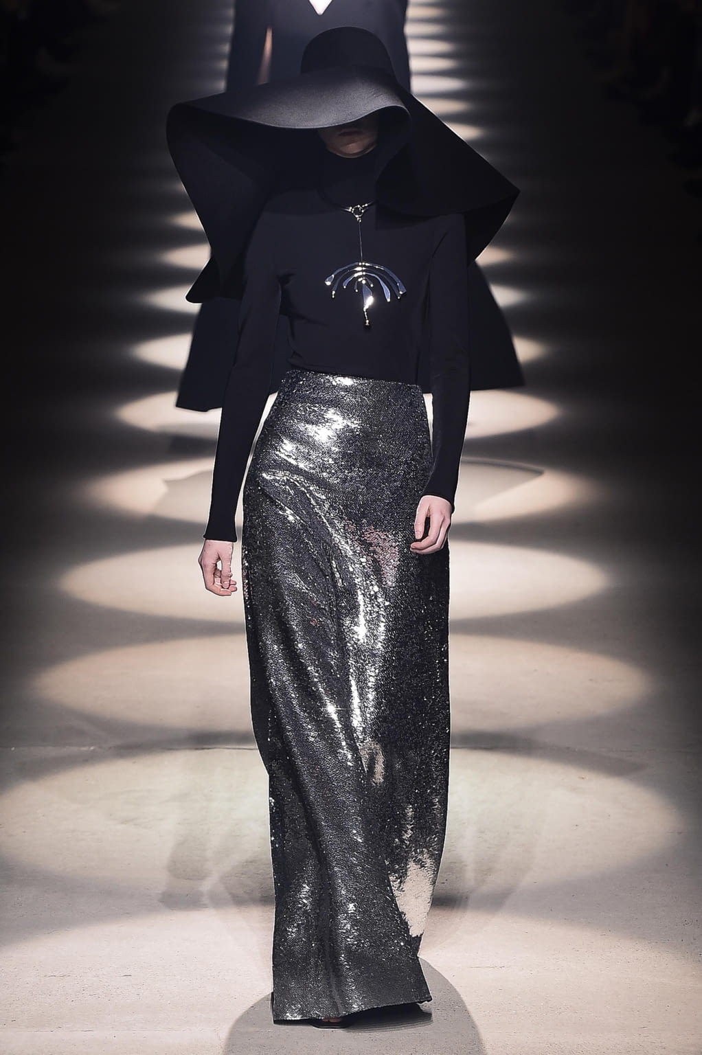 Fashion Week Paris Fall/Winter 2020 look 32 from the Givenchy collection womenswear