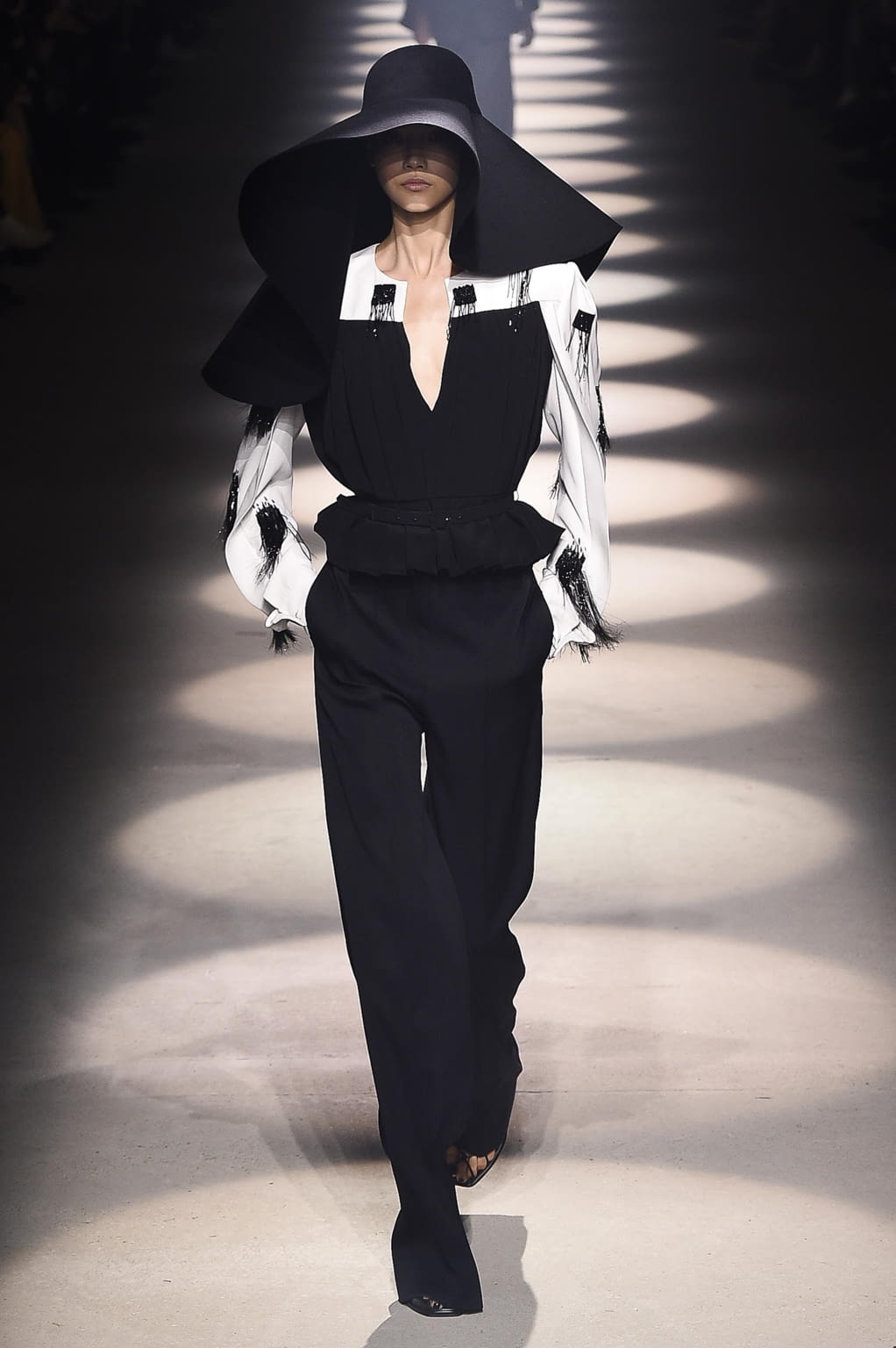 Fashion Week Paris Fall/Winter 2020 look 43 from the Givenchy collection 女装