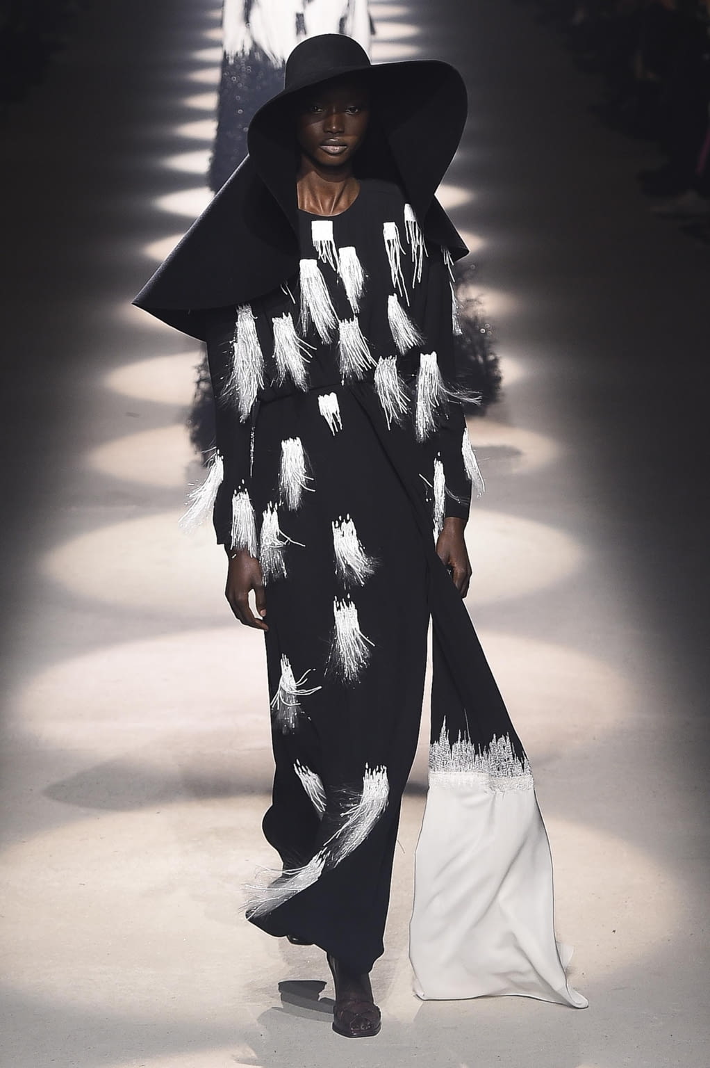 Fashion Week Paris Fall/Winter 2020 look 46 from the Givenchy collection 女装