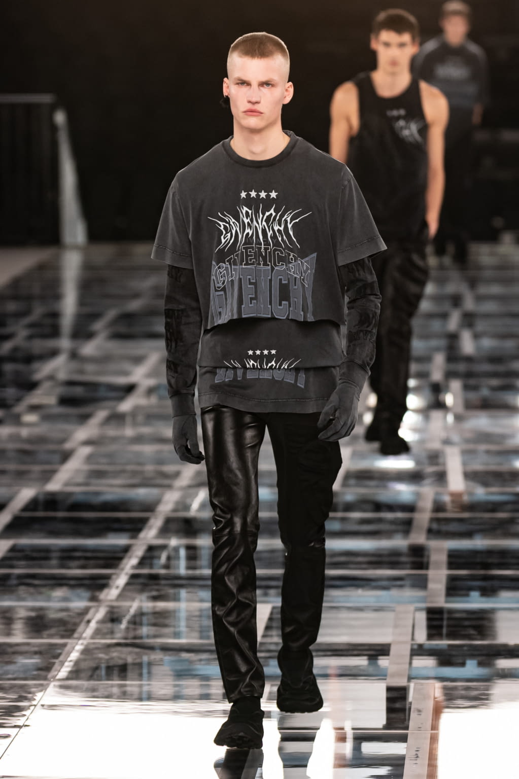Fashion Week Paris Fall/Winter 2022 look 3 de la collection Givenchy womenswear