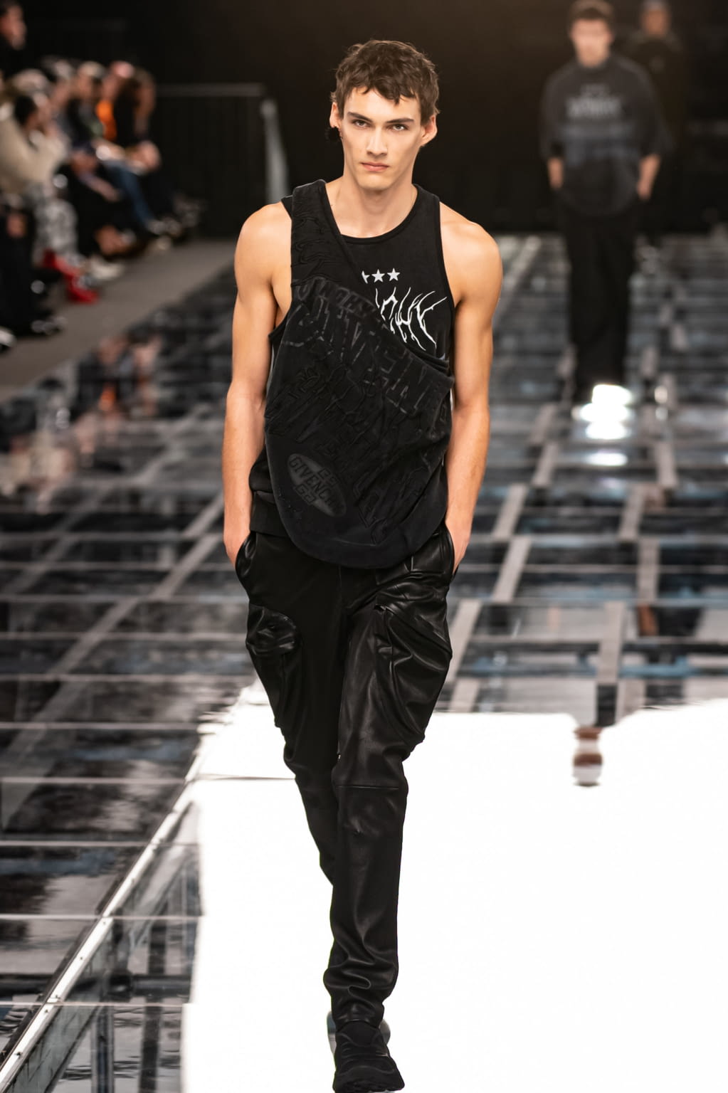 Fashion Week Paris Fall/Winter 2022 look 4 de la collection Givenchy womenswear