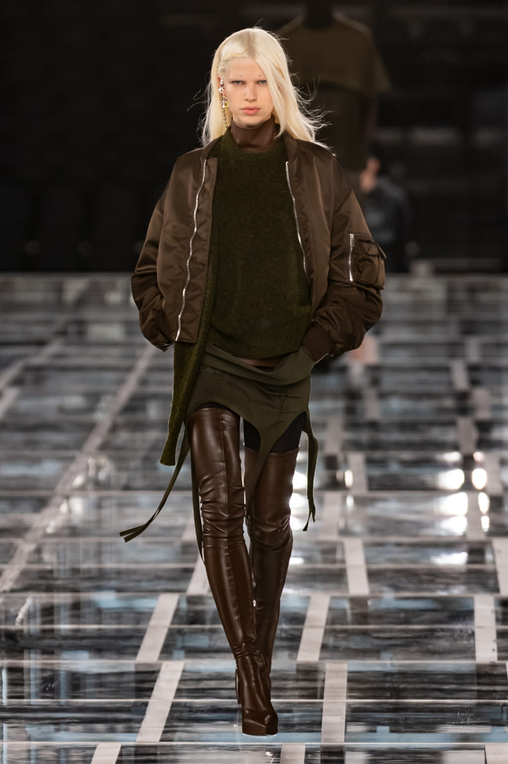 Fashion Week Paris Fall/Winter 2022 look 7 de la collection Givenchy womenswear