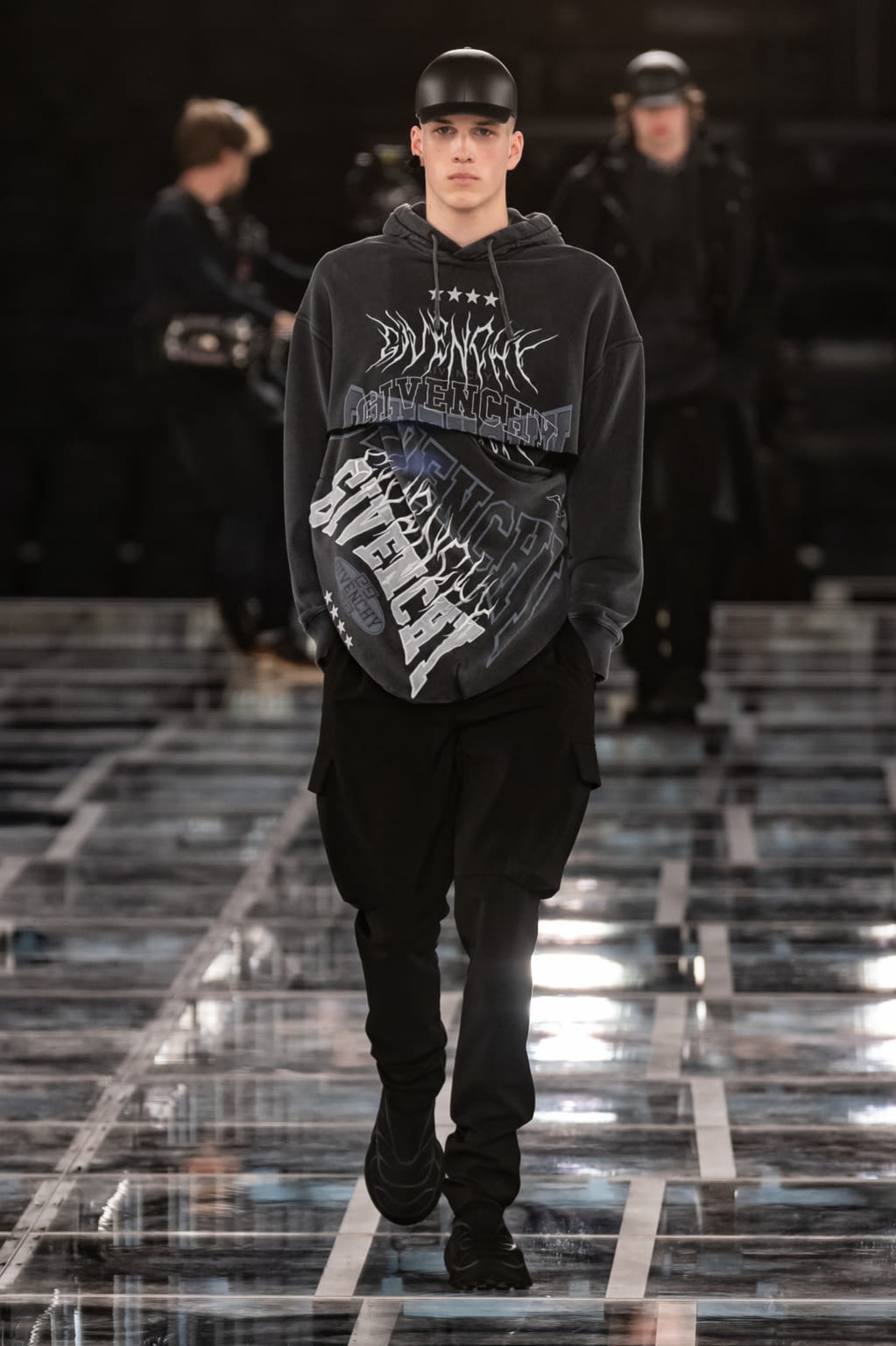 Fashion Week Paris Fall/Winter 2022 look 9 de la collection Givenchy womenswear