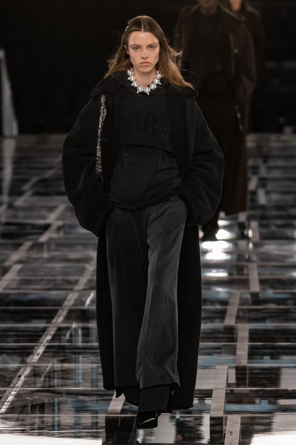 Fashion Week Paris Fall/Winter 2022 look 25 de la collection Givenchy womenswear