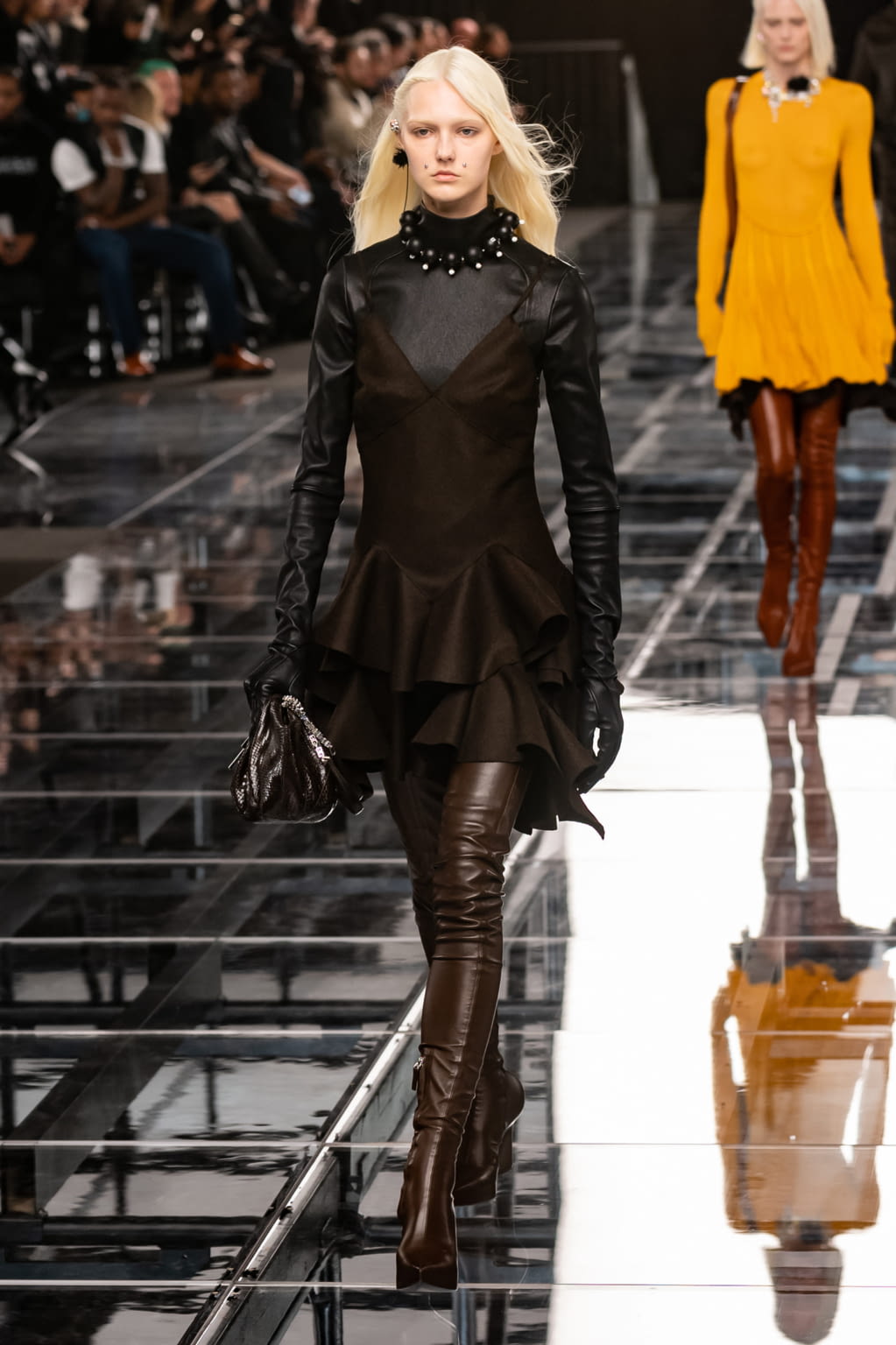 Fashion Week Paris Fall/Winter 2022 look 29 from the Givenchy collection 女装