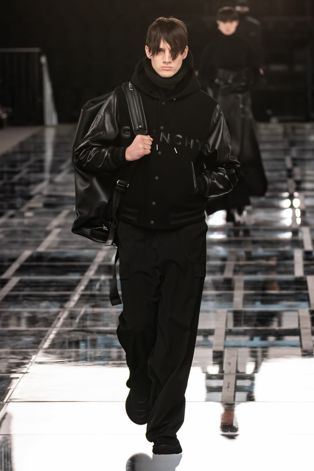 Fashion Week Paris Fall/Winter 2022 look 60 from the Givenchy collection 女装