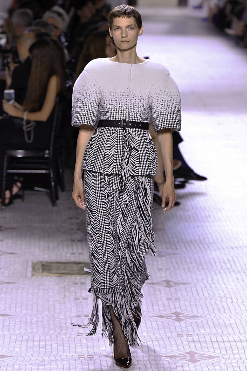 Fashion Week Paris Fall/Winter 2019 look 1 de la collection Givenchy couture