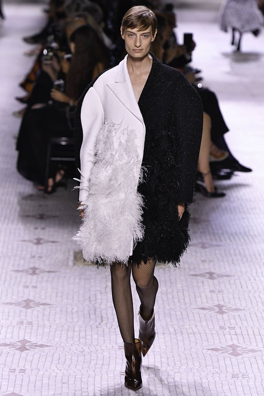 Fashion Week Paris Fall/Winter 2019 look 4 de la collection Givenchy couture