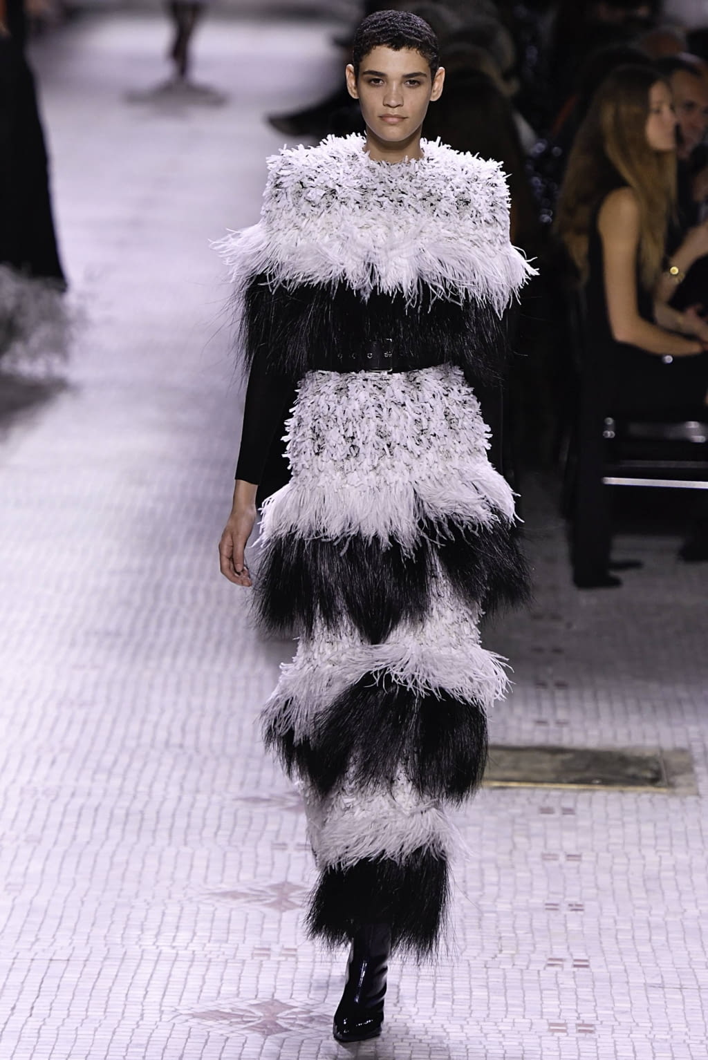 Fashion Week Paris Fall/Winter 2019 look 5 de la collection Givenchy couture