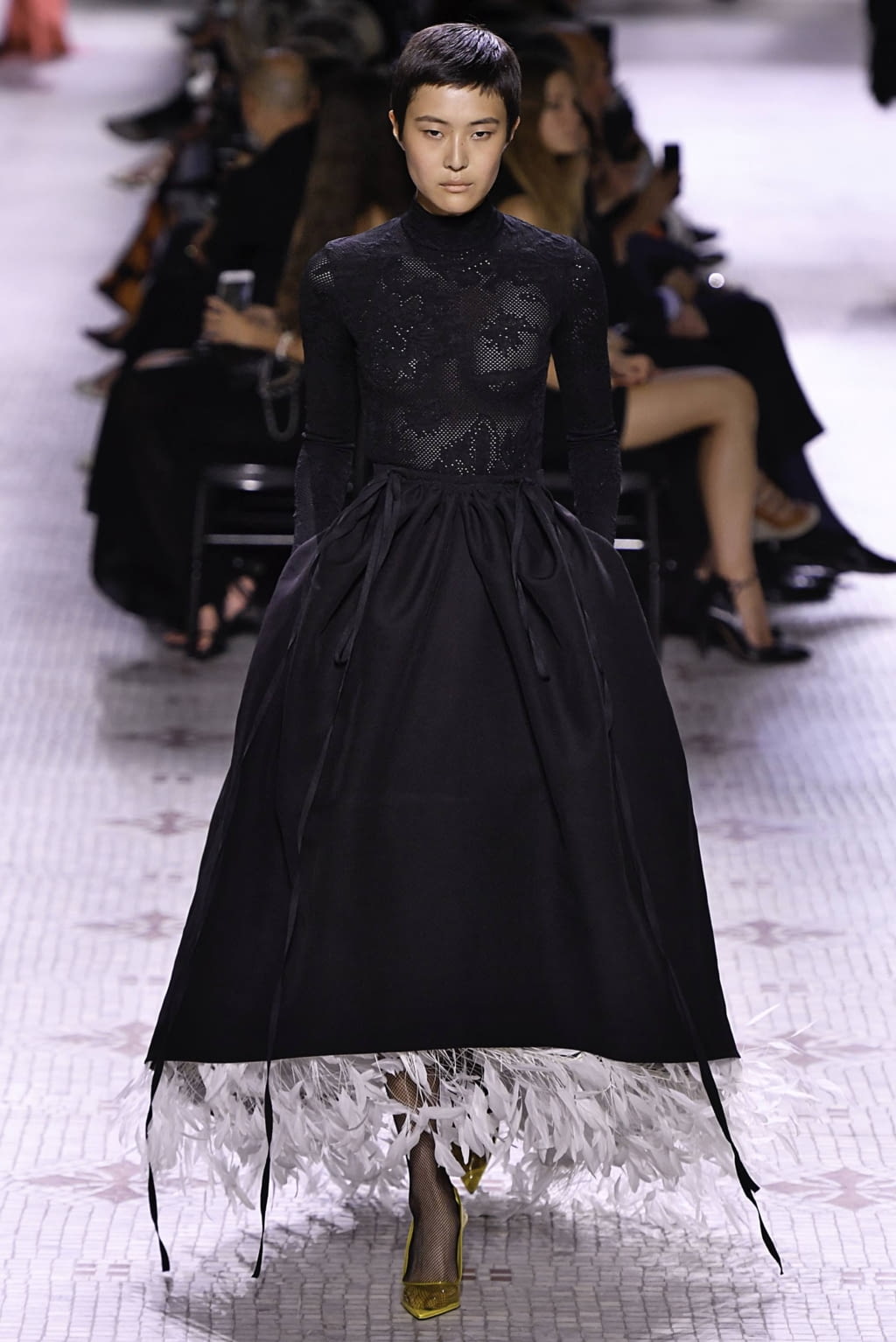 Fashion Week Paris Fall/Winter 2019 look 6 de la collection Givenchy couture