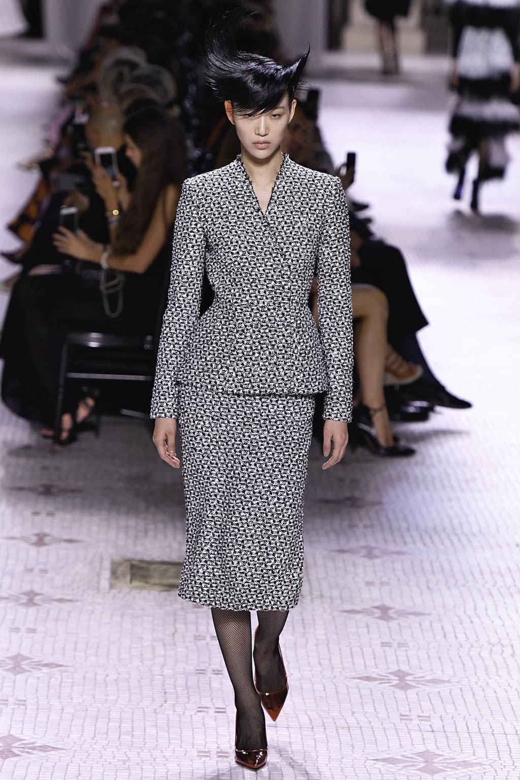 Fashion Week Paris Fall/Winter 2019 look 7 de la collection Givenchy couture