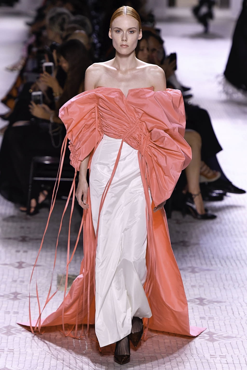Fashion Week Paris Fall/Winter 2019 look 8 de la collection Givenchy couture