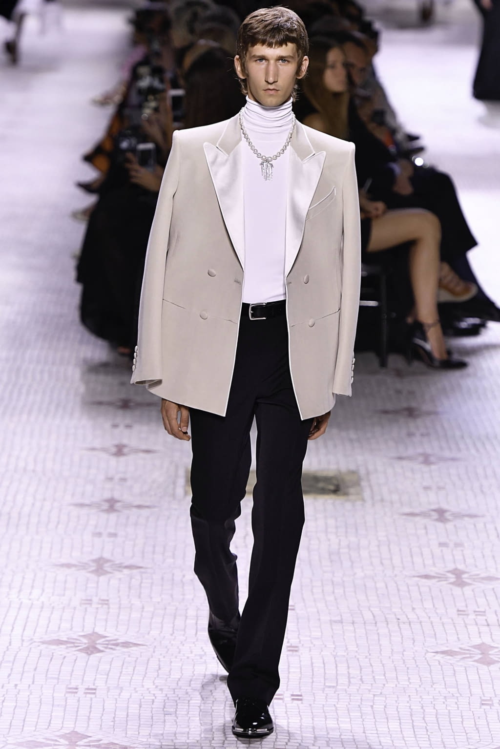 Fashion Week Paris Fall/Winter 2019 look 13 de la collection Givenchy couture