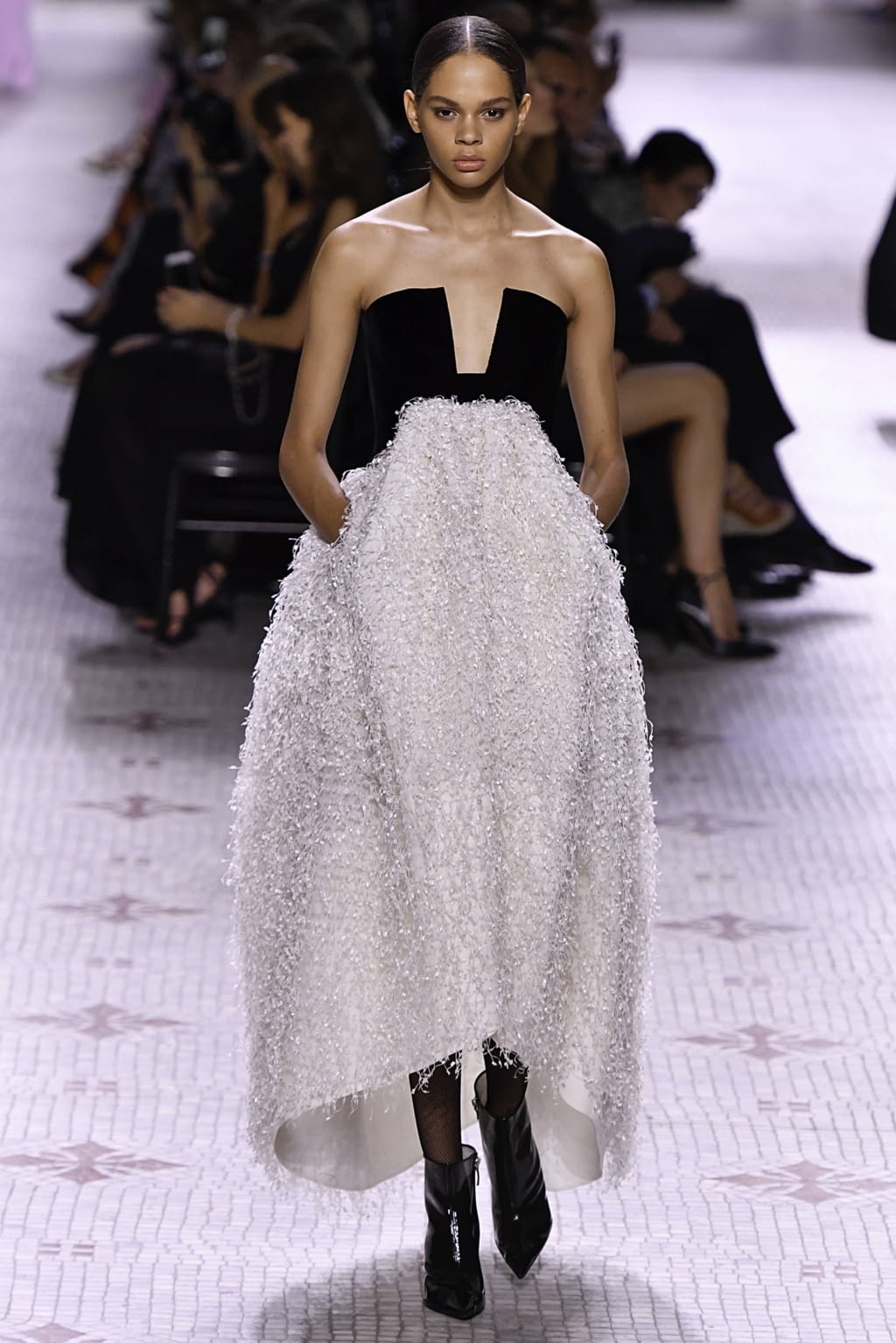 Fashion Week Paris Fall/Winter 2019 look 14 de la collection Givenchy couture