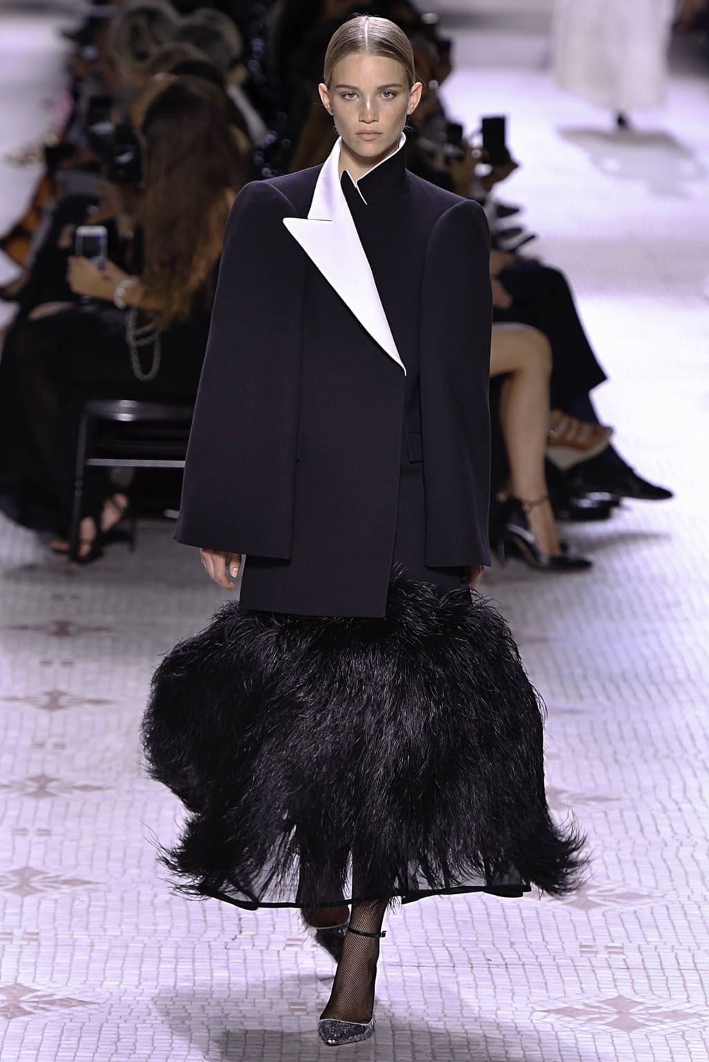 Fashion Week Paris Fall/Winter 2019 look 17 de la collection Givenchy couture