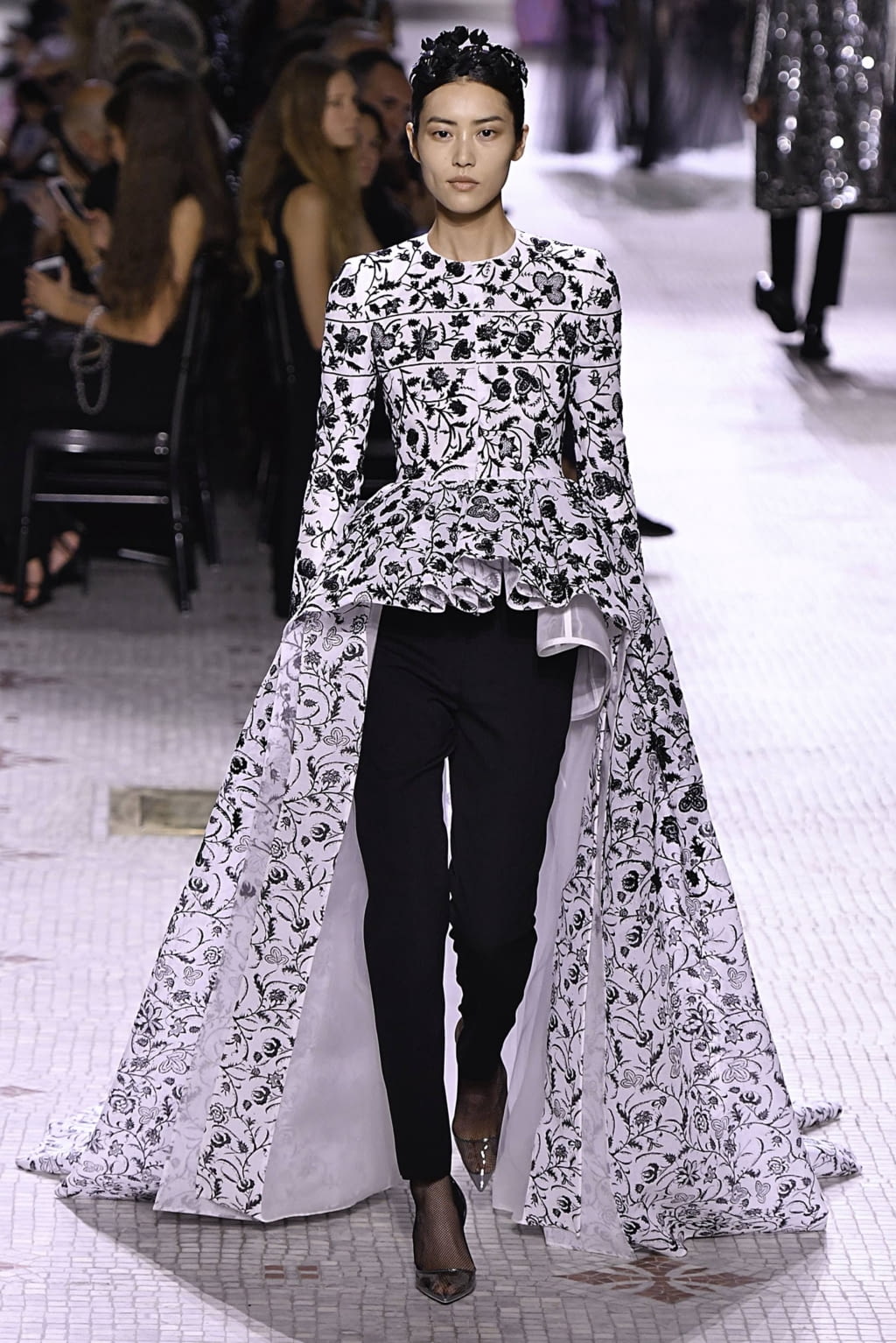 Fashion Week Paris Fall/Winter 2019 look 38 de la collection Givenchy couture