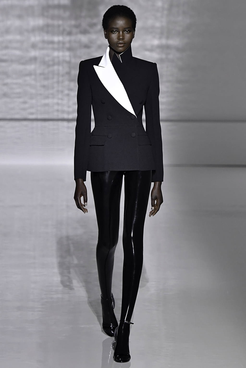 Fashion Week Paris Spring/Summer 2019 look 1 de la collection Givenchy couture