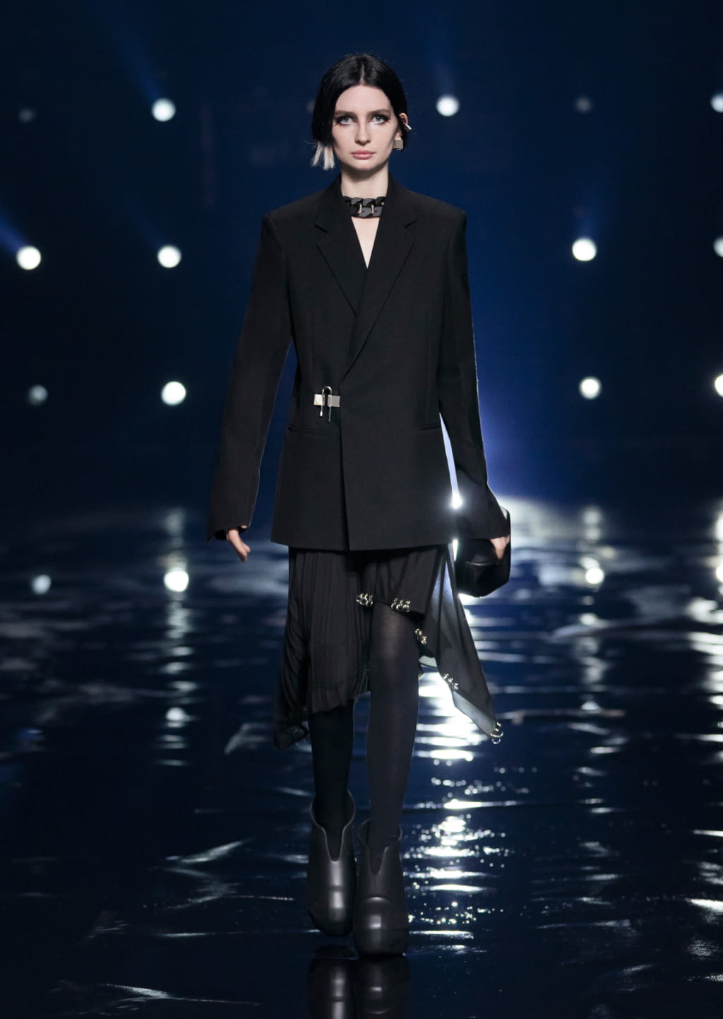 Fashion Week Paris Fall/Winter 2021 look 1 from the Givenchy collection womenswear