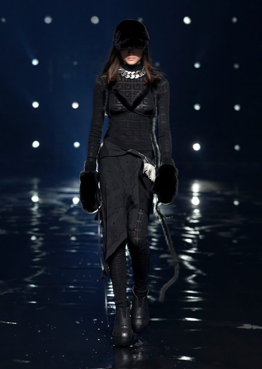 Fashion Week Paris Fall/Winter 2021 look 2 de la collection Givenchy womenswear