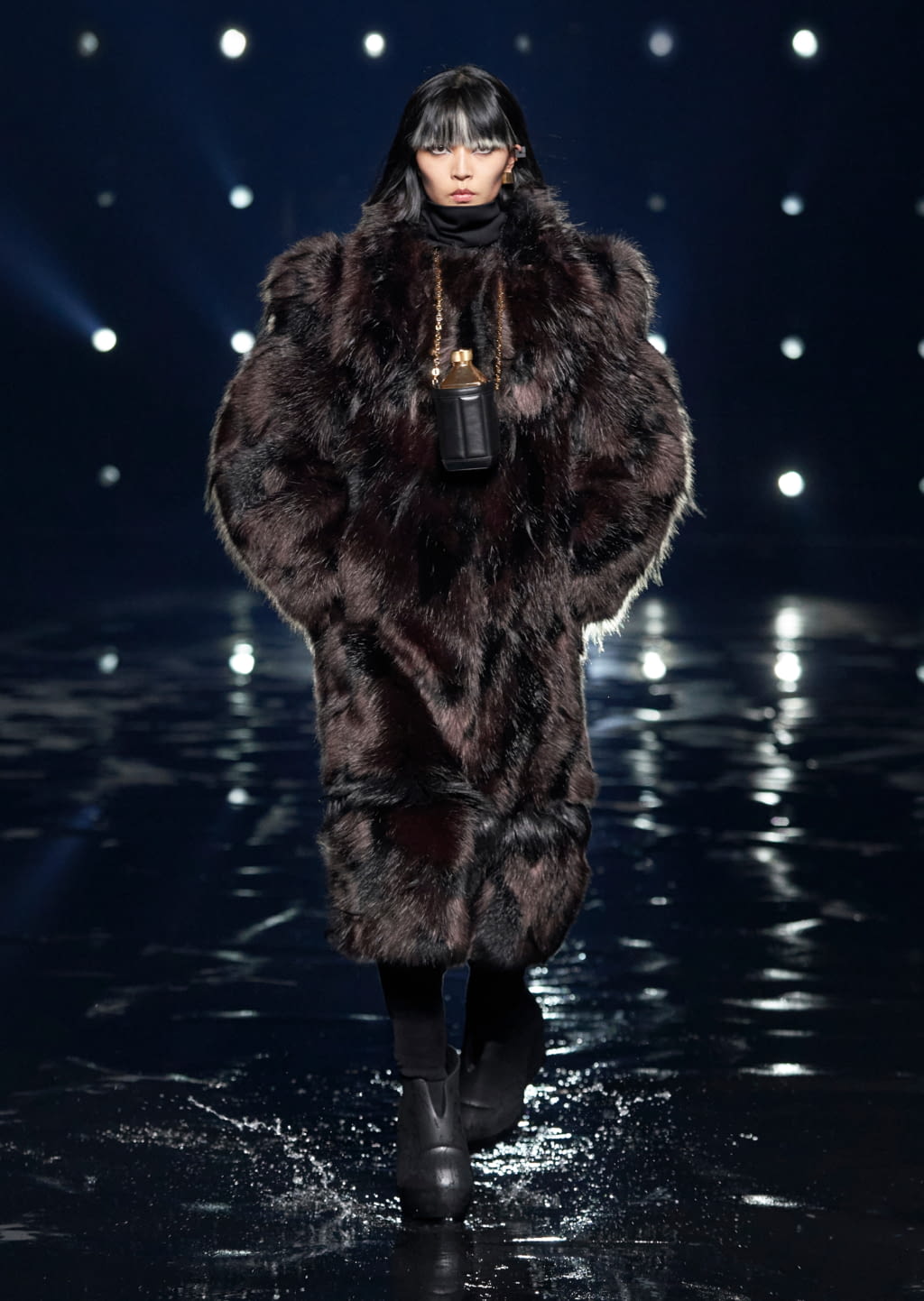 Fashion Week Paris Fall/Winter 2021 look 10 de la collection Givenchy womenswear