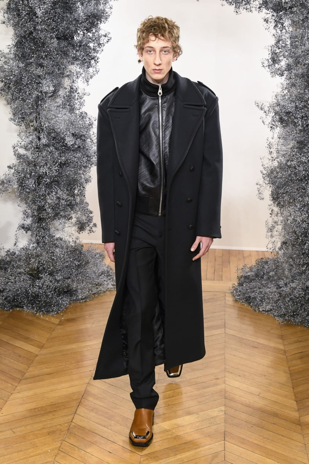 Fashion Week Paris Fall/Winter 2020 look 4 from the Givenchy collection menswear