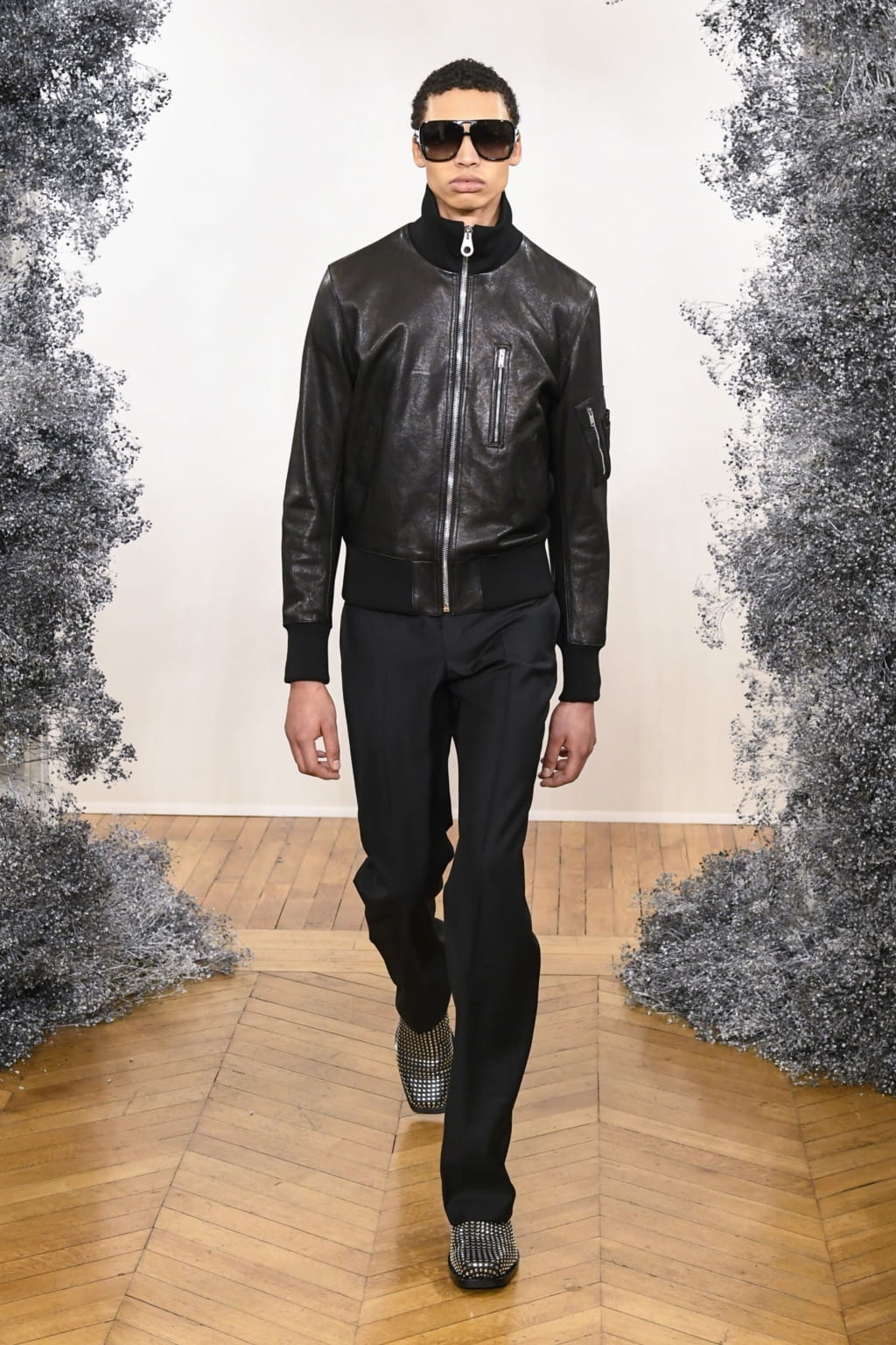 Fashion Week Paris Fall/Winter 2020 look 7 from the Givenchy collection menswear
