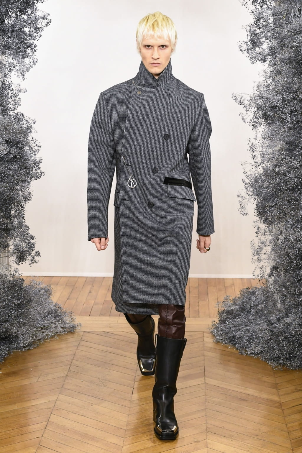 Fashion Week Paris Fall/Winter 2020 look 13 from the Givenchy collection menswear