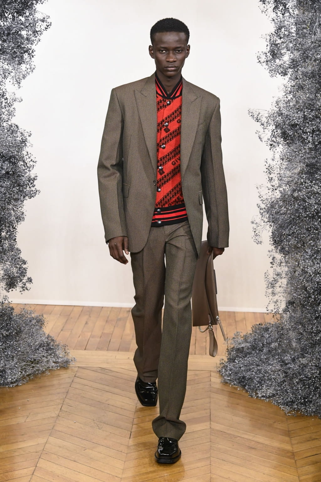 Fashion Week Paris Fall/Winter 2020 look 19 from the Givenchy collection menswear