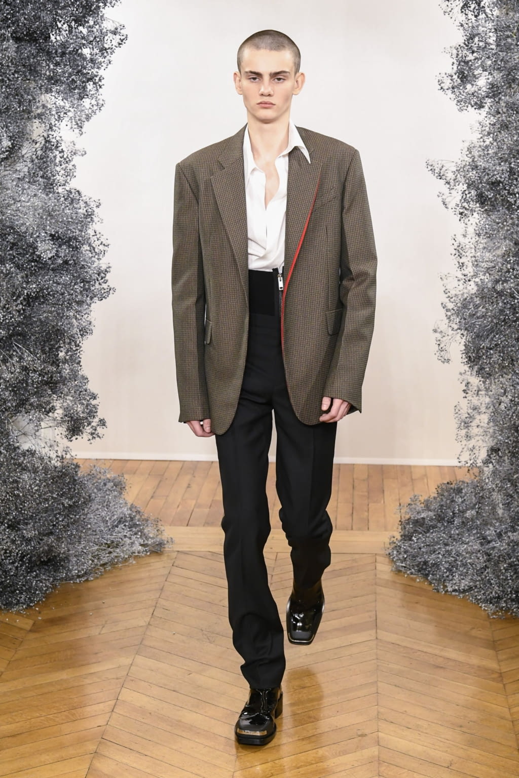 Fashion Week Paris Fall/Winter 2020 look 22 from the Givenchy collection menswear