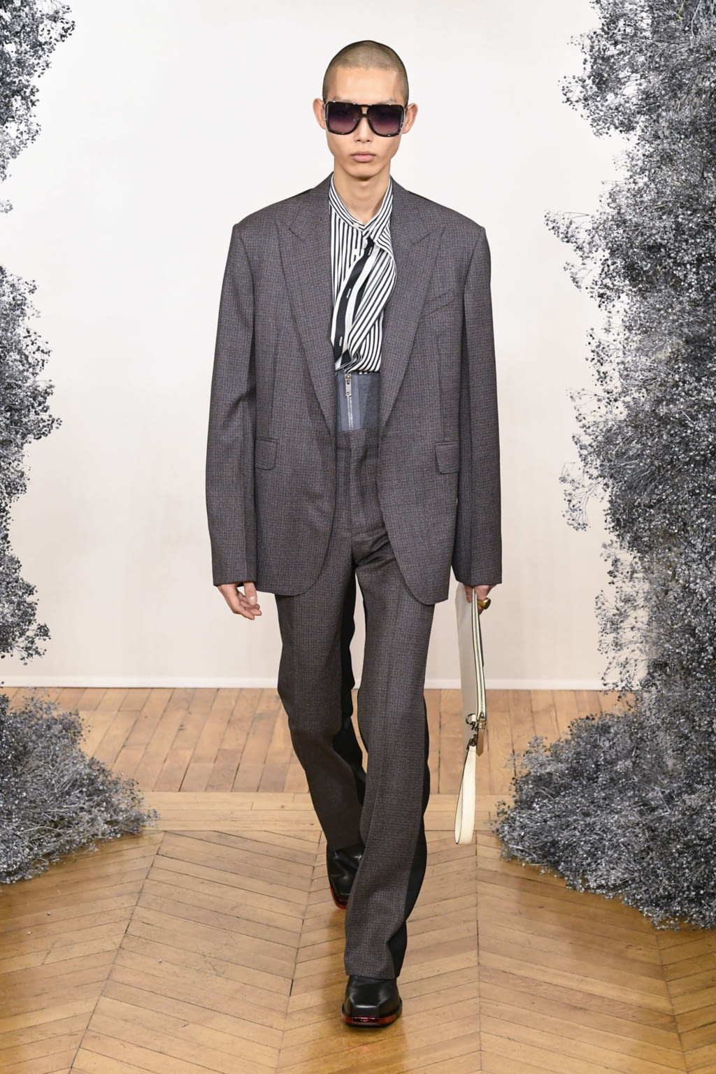 Fashion Week Paris Fall/Winter 2020 look 25 from the Givenchy collection menswear