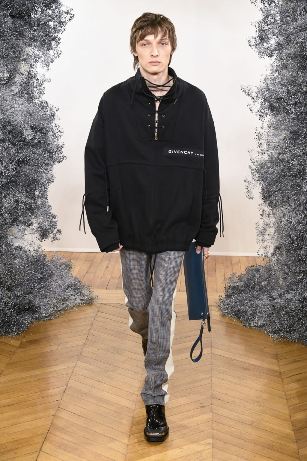 Fashion Week Paris Fall/Winter 2020 look 29 from the Givenchy collection menswear
