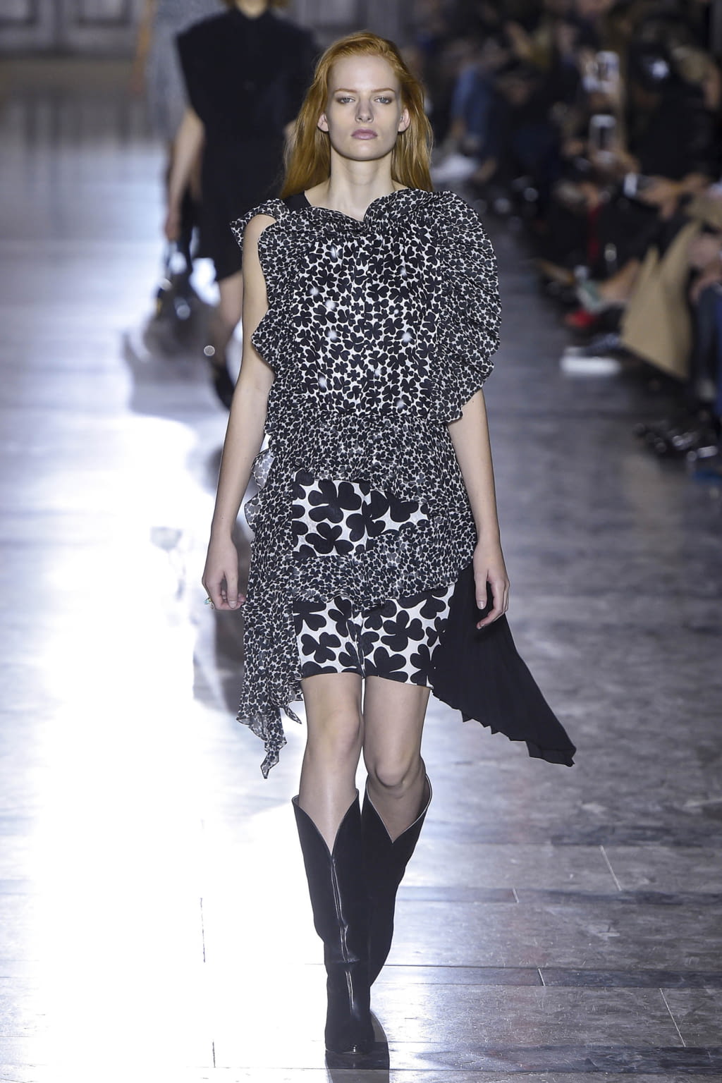 Fashion Week Paris Spring/Summer 2018 look 2 de la collection Givenchy womenswear