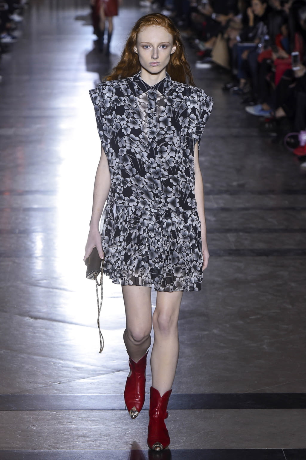 Fashion Week Paris Spring/Summer 2018 look 16 from the Givenchy collection womenswear