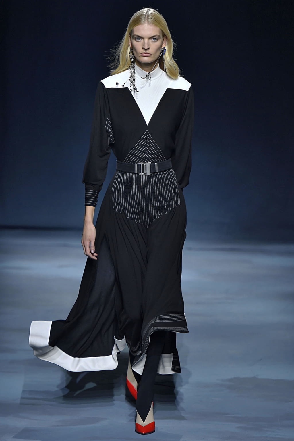 Fashion Week Paris Spring/Summer 2019 look 13 from the Givenchy collection 女装