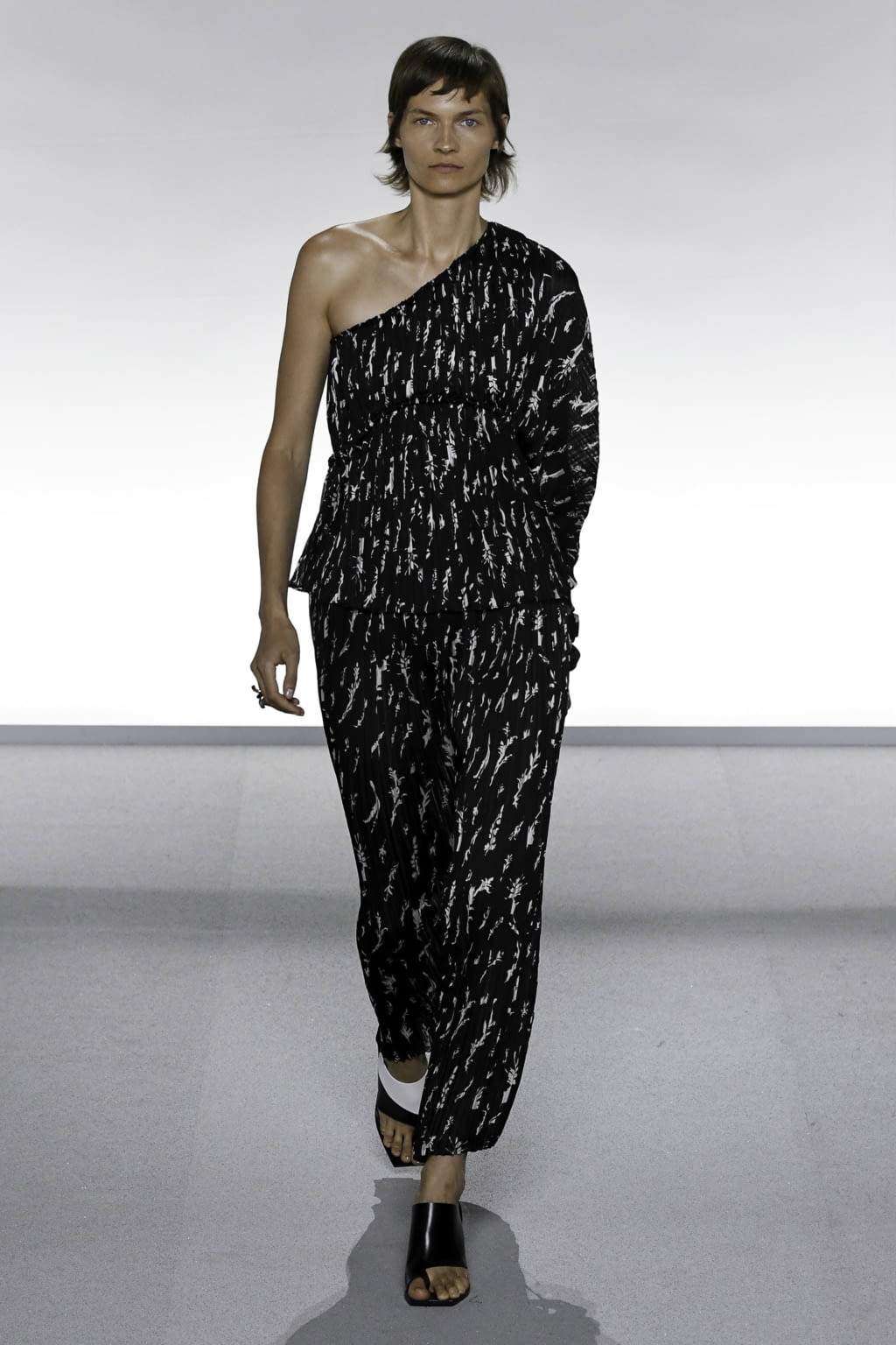 Fashion Week Paris Spring/Summer 2020 look 60 de la collection Givenchy womenswear