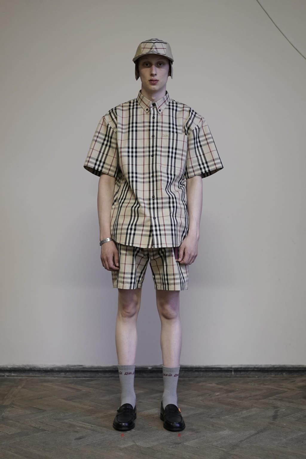Fashion Week London Spring/Summer 2018 look 3 from the Gosha Rubchinskiy x Burberry collection 男装