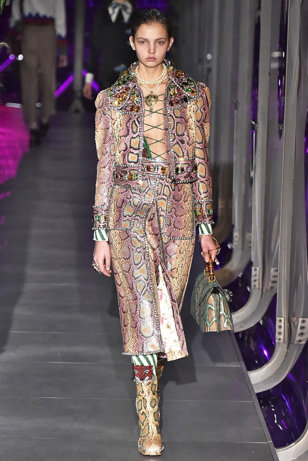 Fashion Week Milan Fall/Winter 2017 look 33 from the Gucci collection 女装