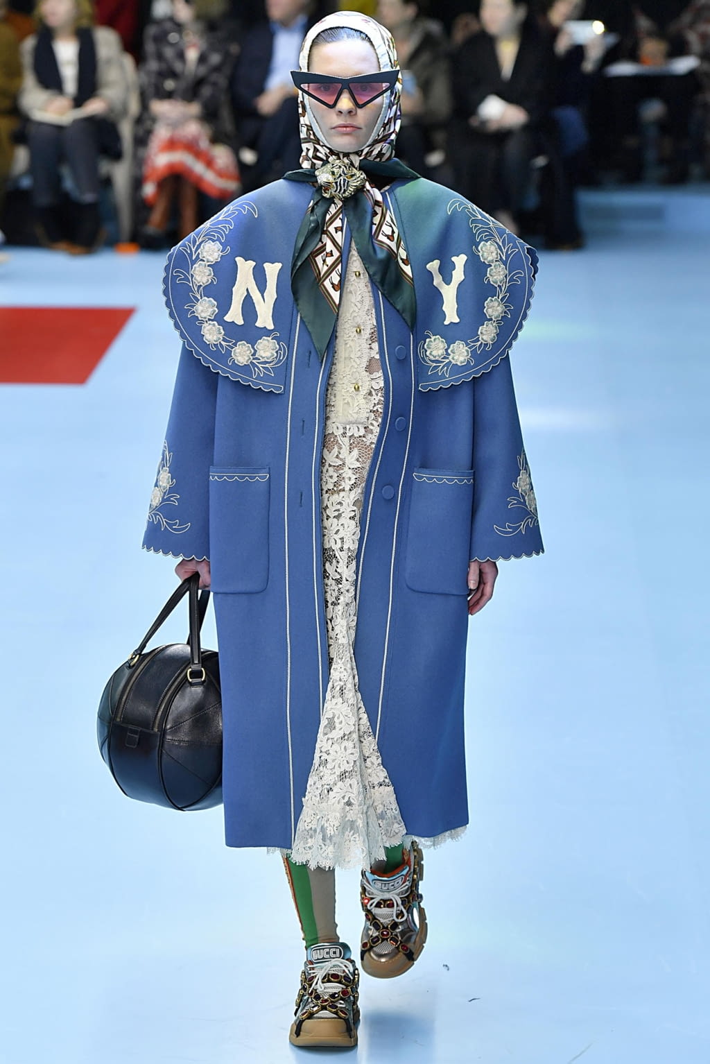 Fashion Week Milan Fall/Winter 2018 look 16 from the Gucci collection womenswear