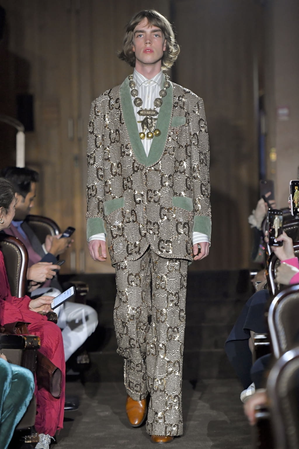 Fashion Week Paris Spring/Summer 2019 look 47 from the Gucci collection 男装