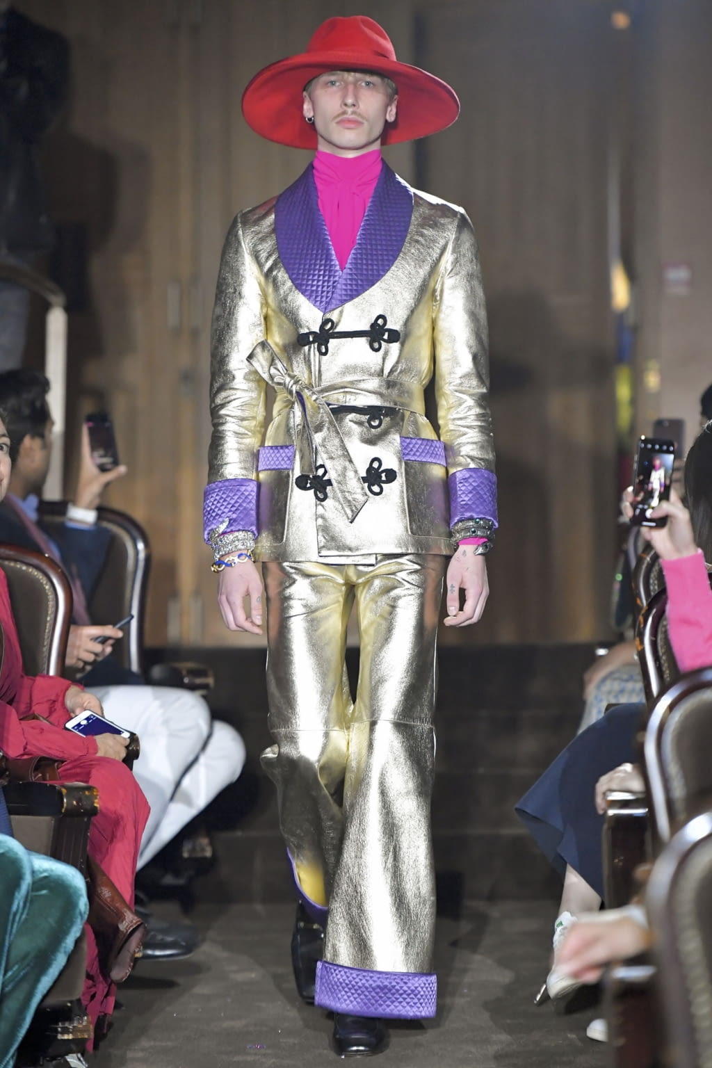 Fashion Week Paris Spring/Summer 2019 look 69 from the Gucci collection 男装