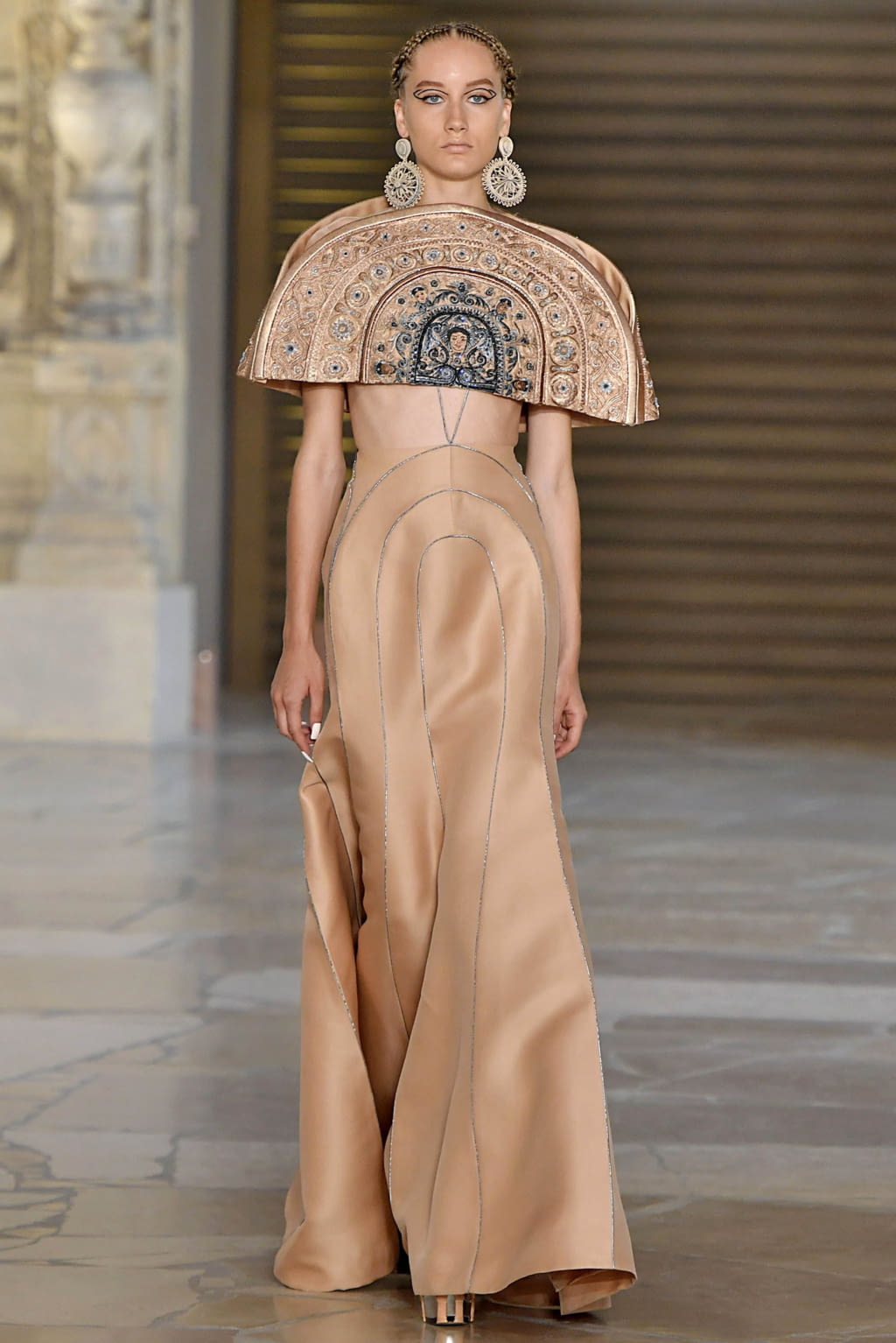 Fashion Week Paris Fall/Winter 2018 look 13 from the Guo Pei collection couture