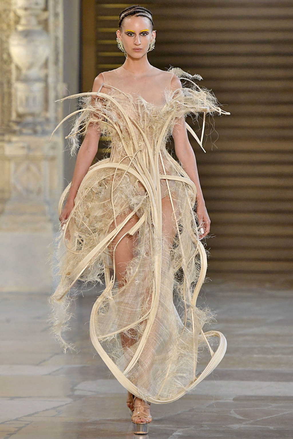 Fashion Week Paris Fall/Winter 2018 look 20 from the Guo Pei collection couture