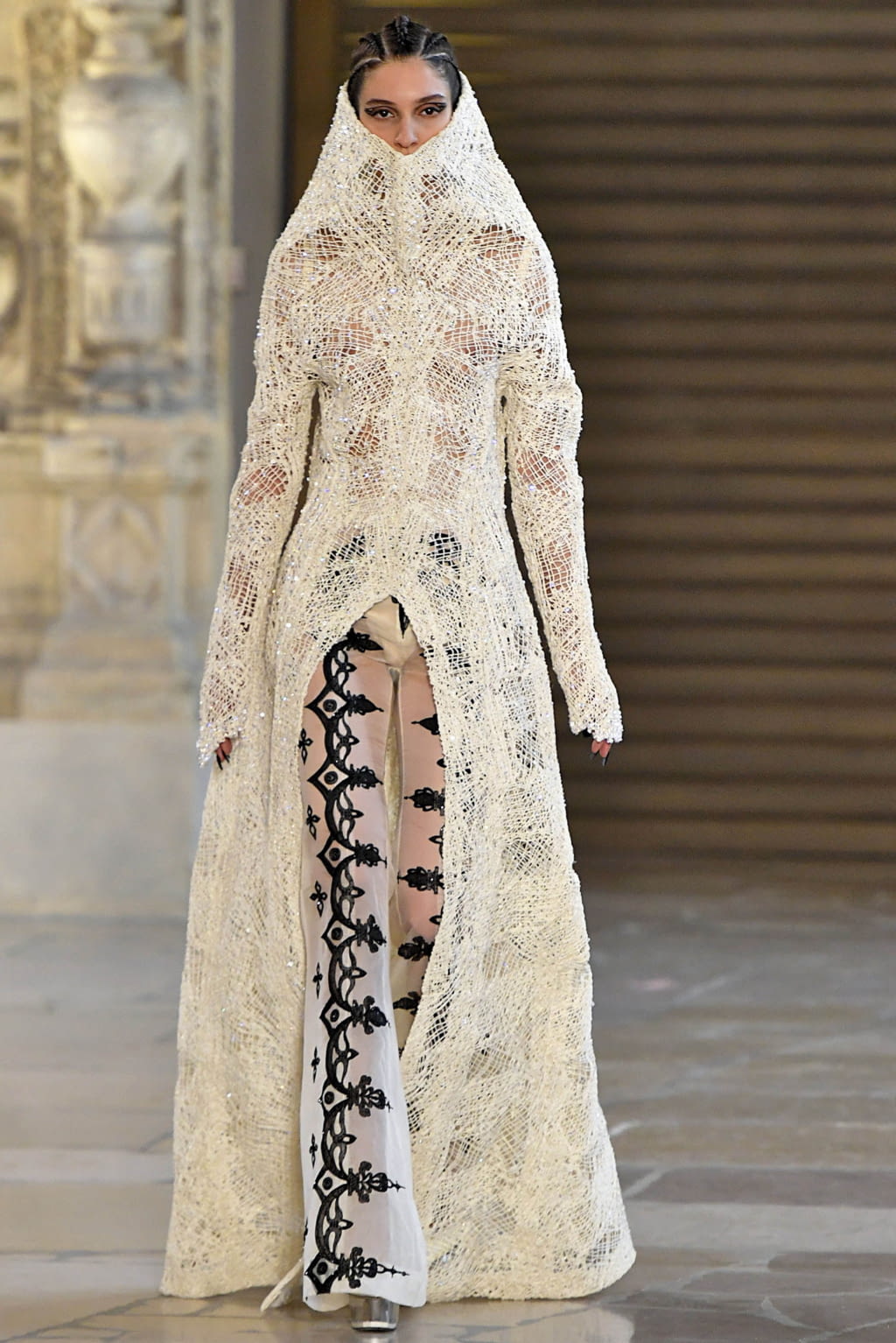 Fashion Week Paris Fall/Winter 2018 look 21 from the Guo Pei collection couture