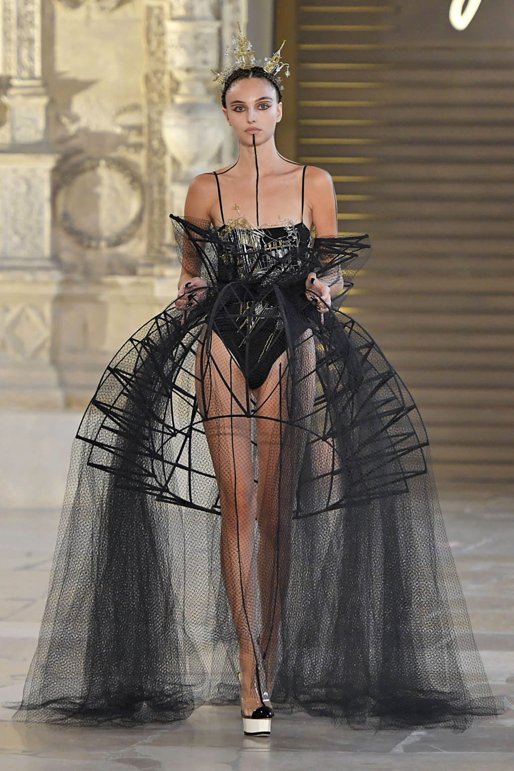 Fashion Week Paris Fall/Winter 2018 look 23 from the Guo Pei collection couture