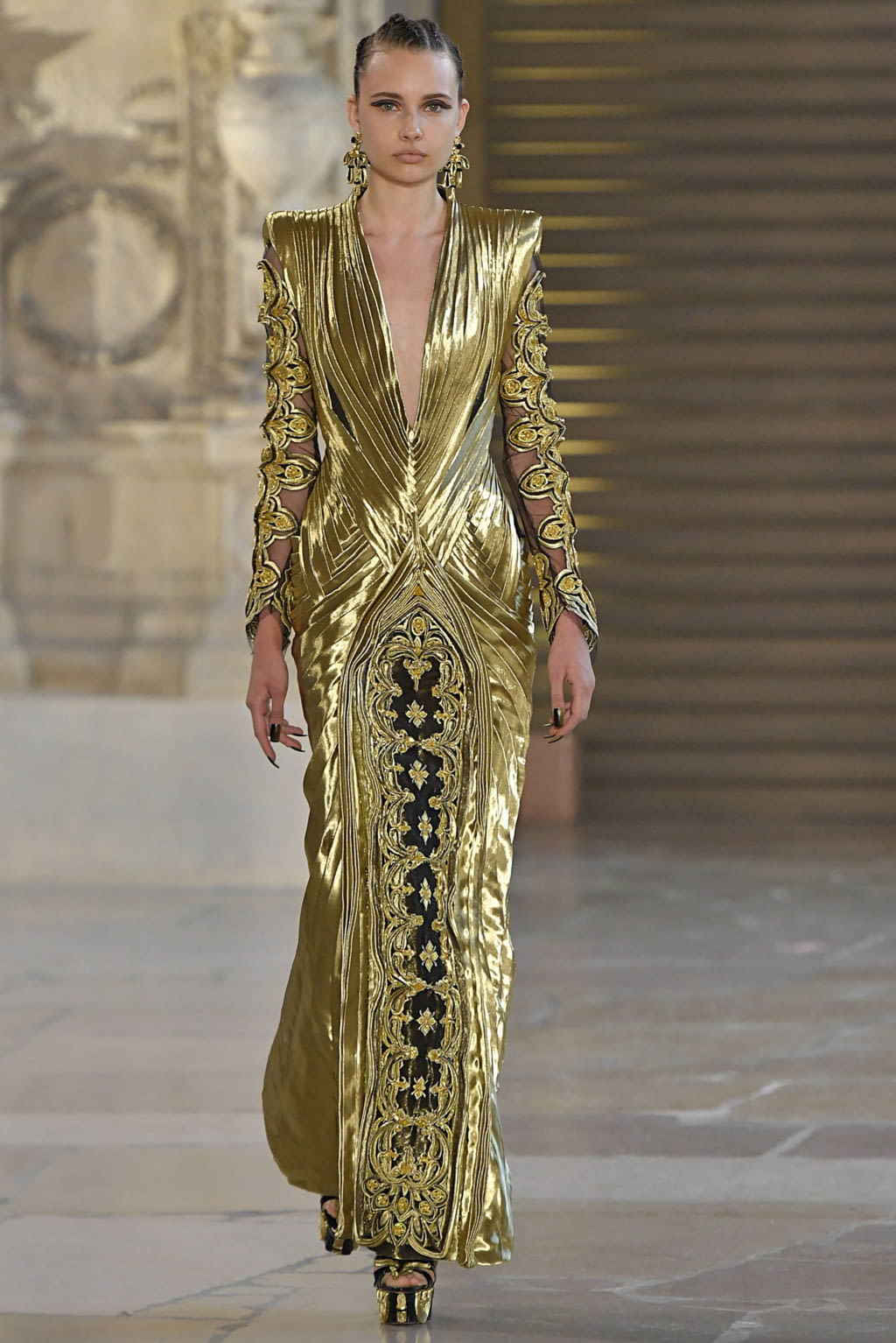 Fashion Week Paris Fall/Winter 2018 look 24 from the Guo Pei collection 高级定制